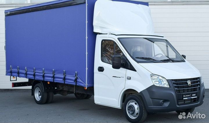 Водитель на своём грузовом автомобиле