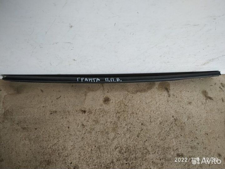 Молдинг стекла передний правый Лада Гранта седан