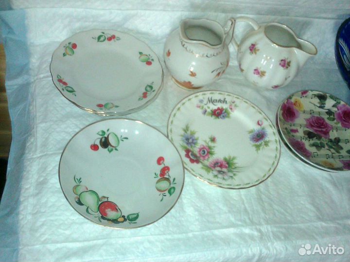 Блюдца, молочники и фруктовница