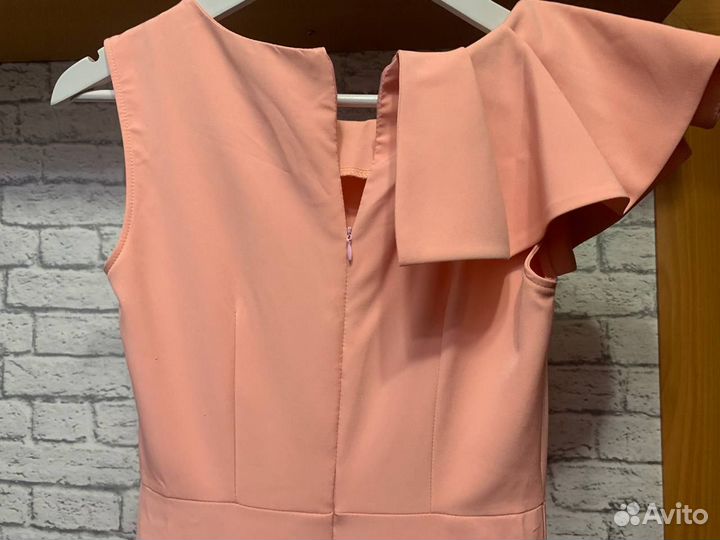 Платье женское розовое обтягивающие с вырезом