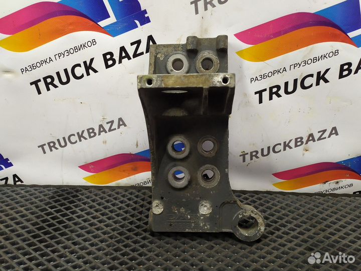 1735002 Кронштейн переднего бампера левый