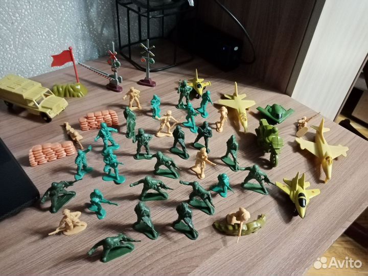 Детские игрушки, солдаты, самолеты, машины