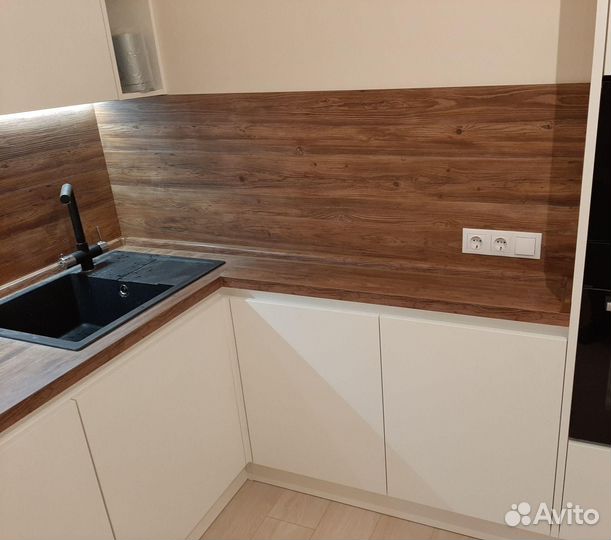 Угловая кухня под потолок на заказ