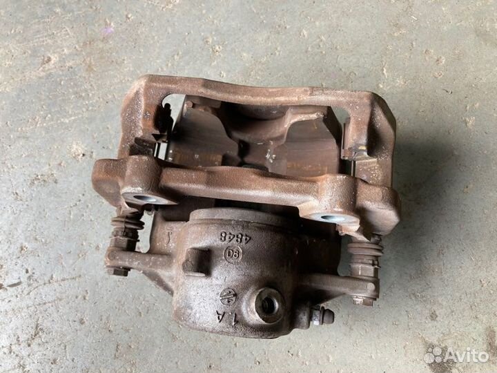 Суппорт передний правый Mercedes-Benz C-Class W204