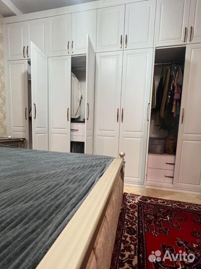 Большой распашной шкаф