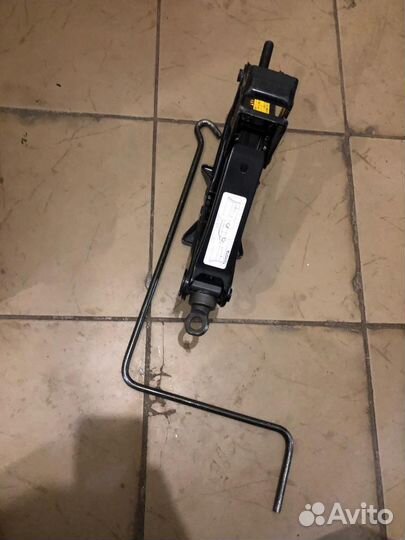 Домкрат винтовой Тойота Альпхард на 1350кг