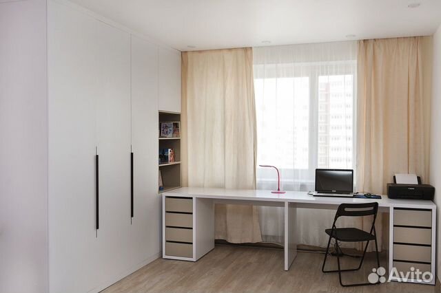 Рабочее место со стеллажом в светлых оттенках