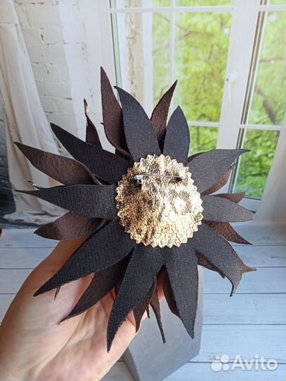 Брошь из натуральной кожи 