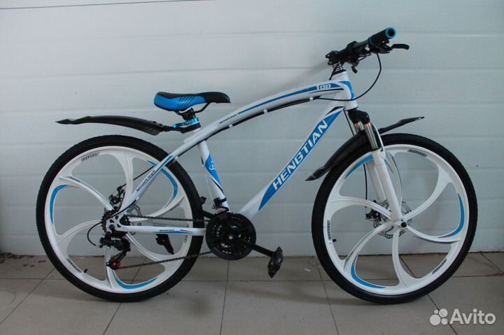 Горный велосипед с литыми бело-голубой