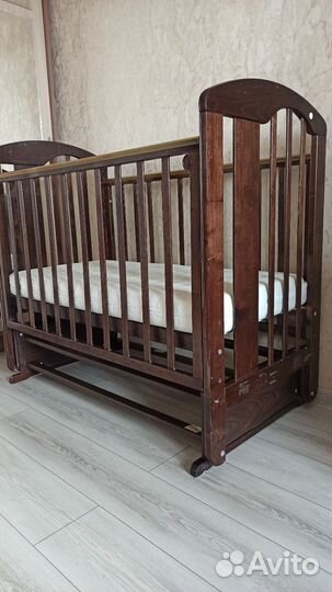 Детская кроватка с маятником