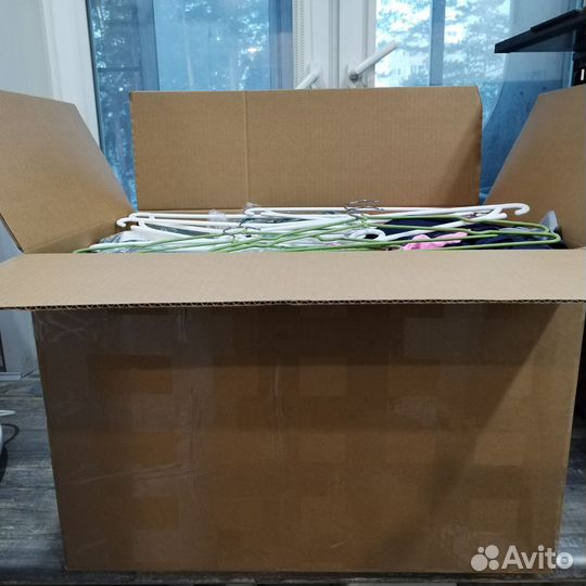 Коробка с б/у женскими вещами