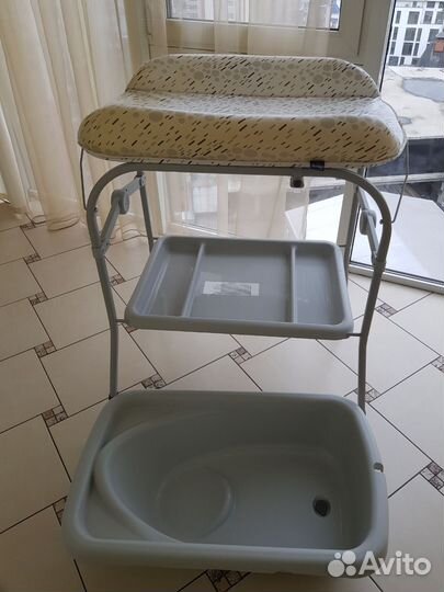 Пеленальный столик с ванночкой от chicco