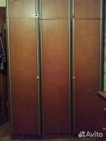 Шкаф трехстворчатый