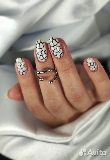 Маникюр, педикюр, наращивание ногтей