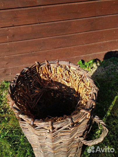 Старинная бутыль в плетёной корзине