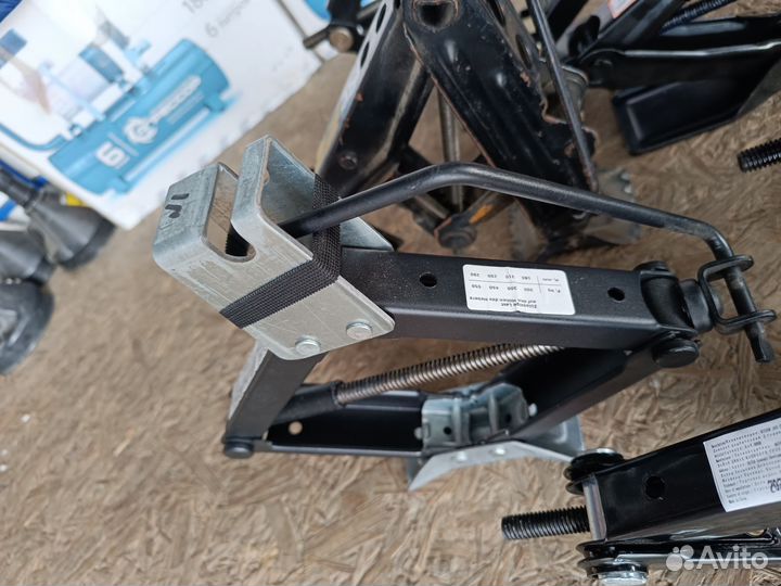 Домкрат механический винтовой на 550кг