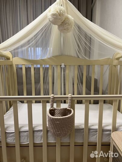 Детская кроватка с универсальным маятником