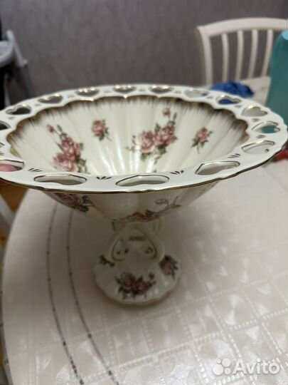 Ваза для фруктов на ножке