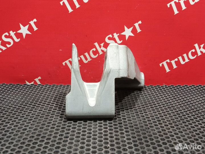 Кронштейн цилиндра подъема кабины 2018г