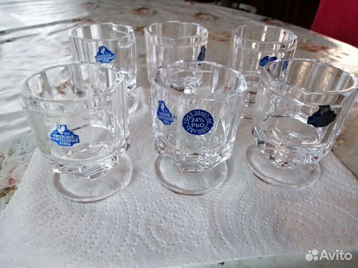 Хрустальные рюмки на ножке и бокалы для коньяка