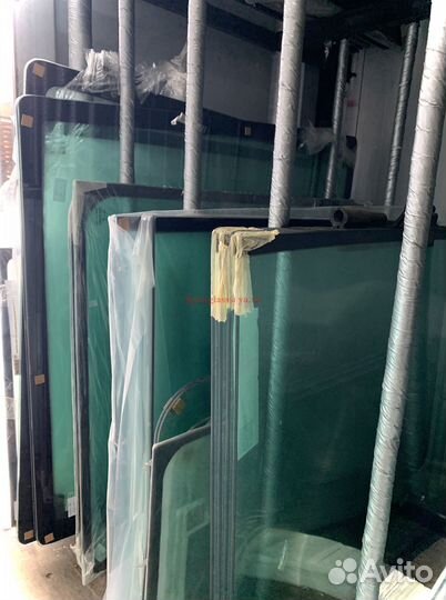 JCB 3CX Стекло ветровое нижнее левое