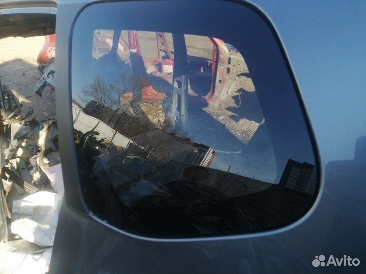 Стекло кузовное глухое заднее левое Nissan Terrano