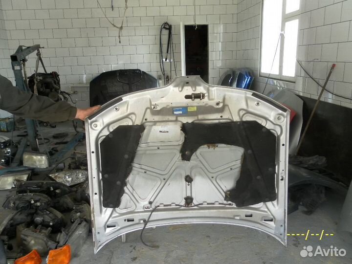 Капот Mitsubishi Carisma 1 рестайлиг светлый