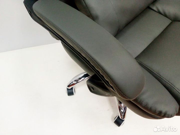 Кресло офисное руководителя темно-серого цвета