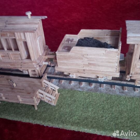 Модель старинного паровоза и Макет Су-76