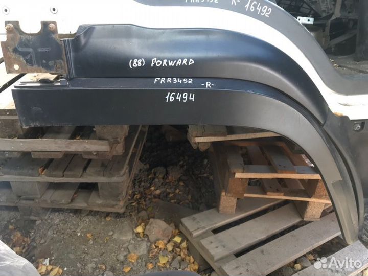 Накладка на порог правая Isuzu Forward FRR34S2