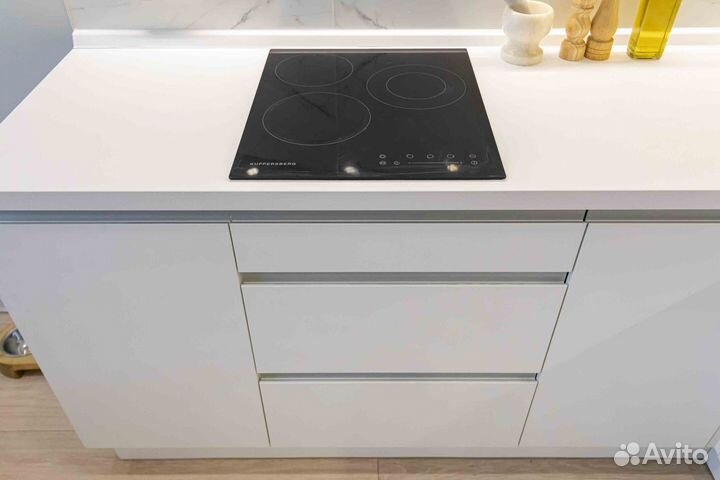 Кухня угловая с белыми фасадами и под дерево