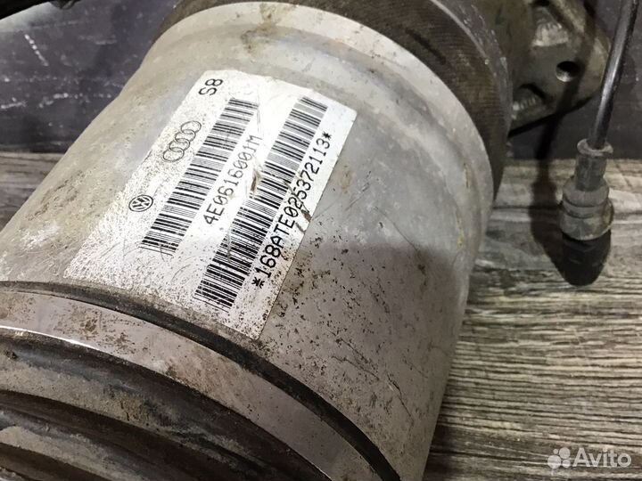 Пневмобаллон задний левый Audi A8 D3