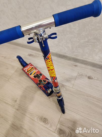 Самокат hot wheels со светящимися колесами