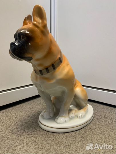 Фарфоровая статуэтка 