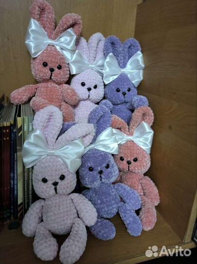 Плюшевый заяц вязаный