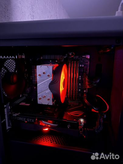 Игровой компьютер с монитором и всеми девайсами