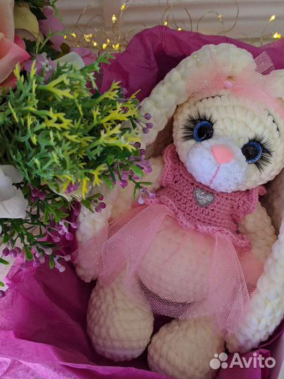 Вязаная зайка (плюшевая игрушка ручной работы)