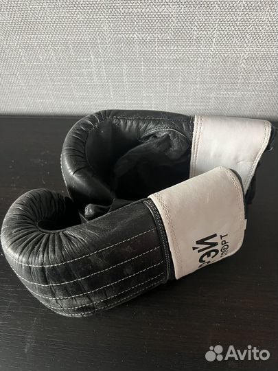 Боксерские перчатки green hill 10 oz шлем