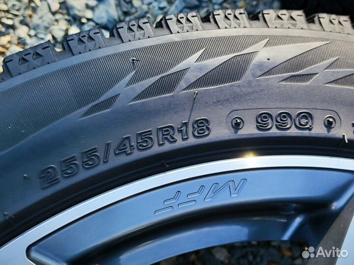 Bridgestone Blizzak VRX2 255/45 R18