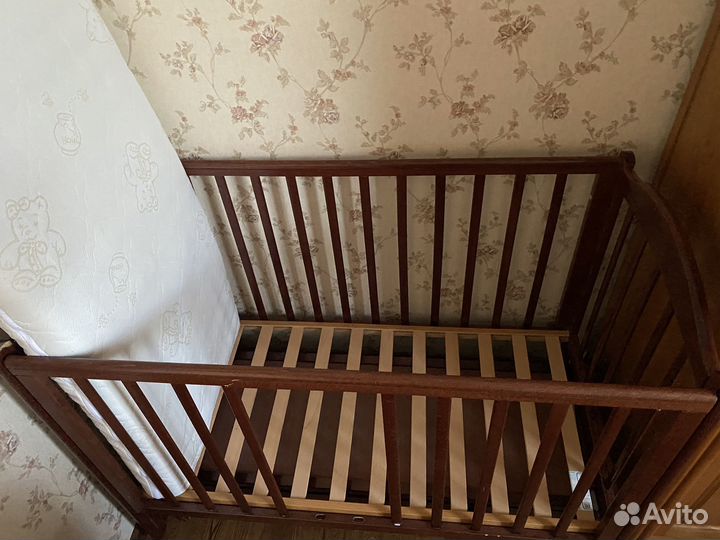 Детская кроватка с поперечным маятником