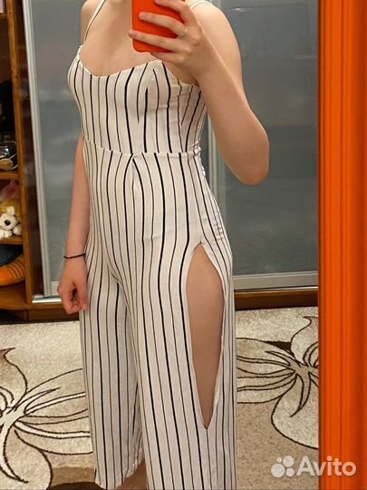 Комбинезон с разрезом