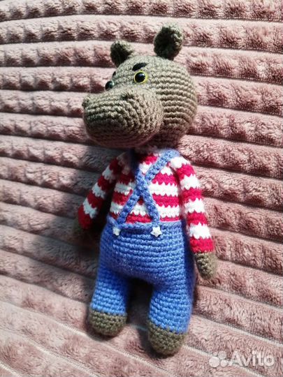 Игрушка бегемот вязанная