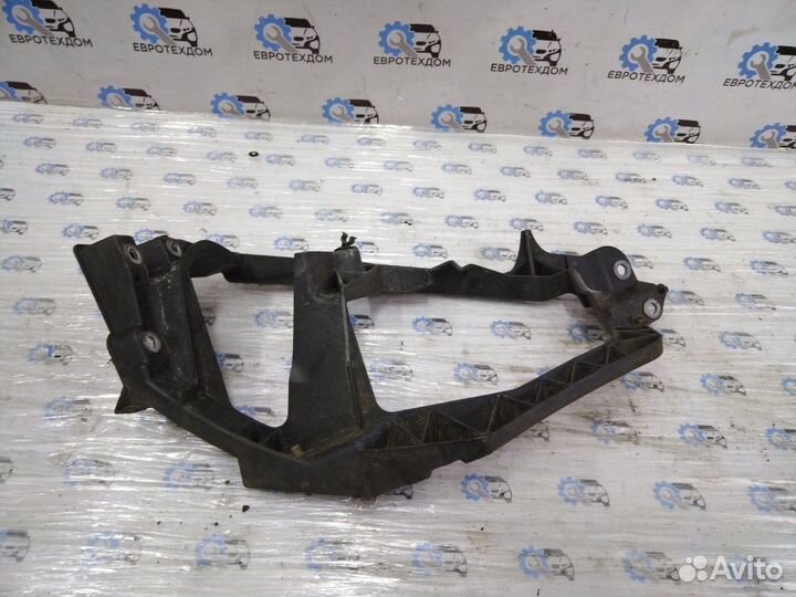 Кронштейн фар передний правый Mitsubishi Colt Z30