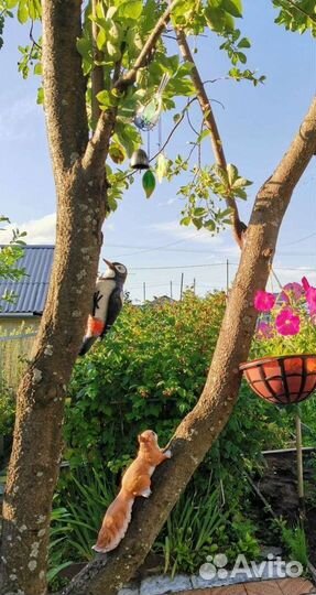 Садовая навесная фигурка дятел