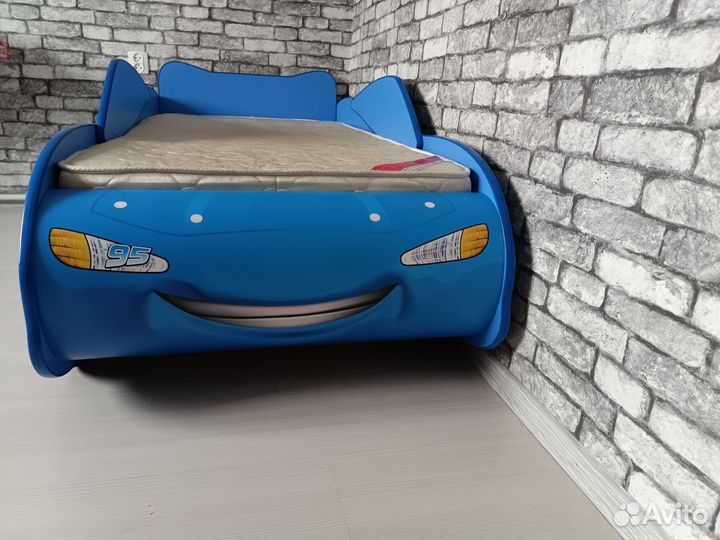 Детская кровать машина