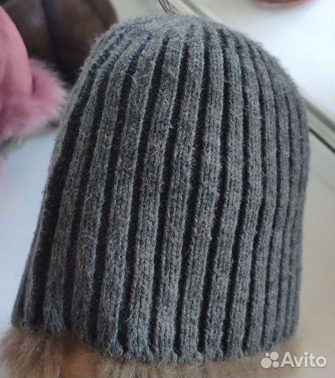 Шапка вязаная с мехом енота