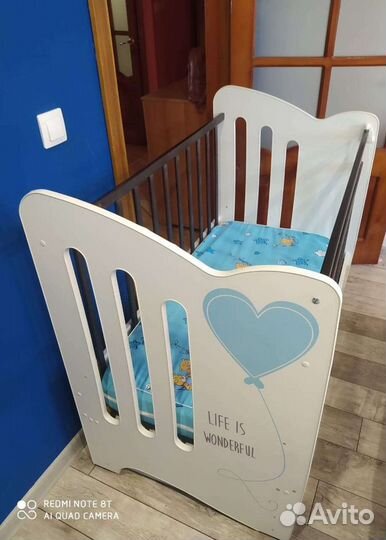 Детская кроватка с маятником и ящиком