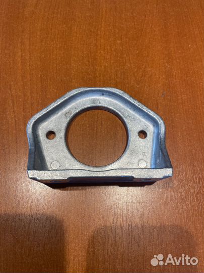 Левый кронштейн стартёра 570 XT