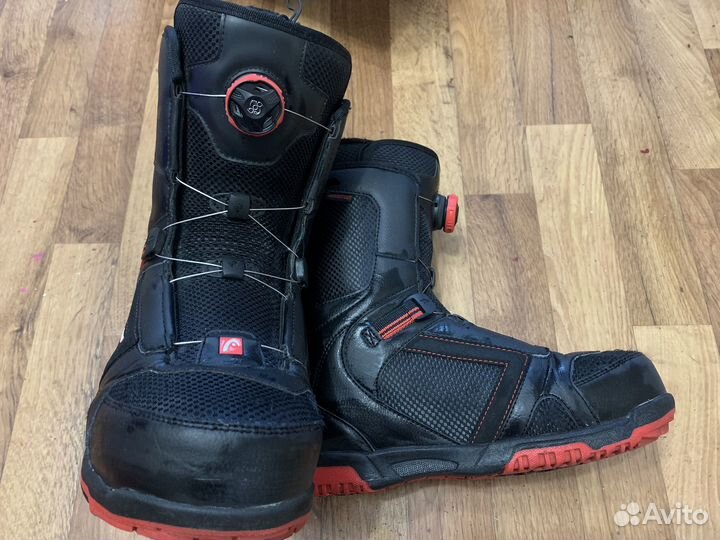 Ботинки, сноуборд, шлем, маска (очки)