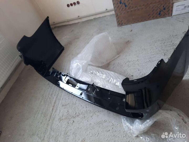 Новый оригинальный бампер задний на landcruiser200